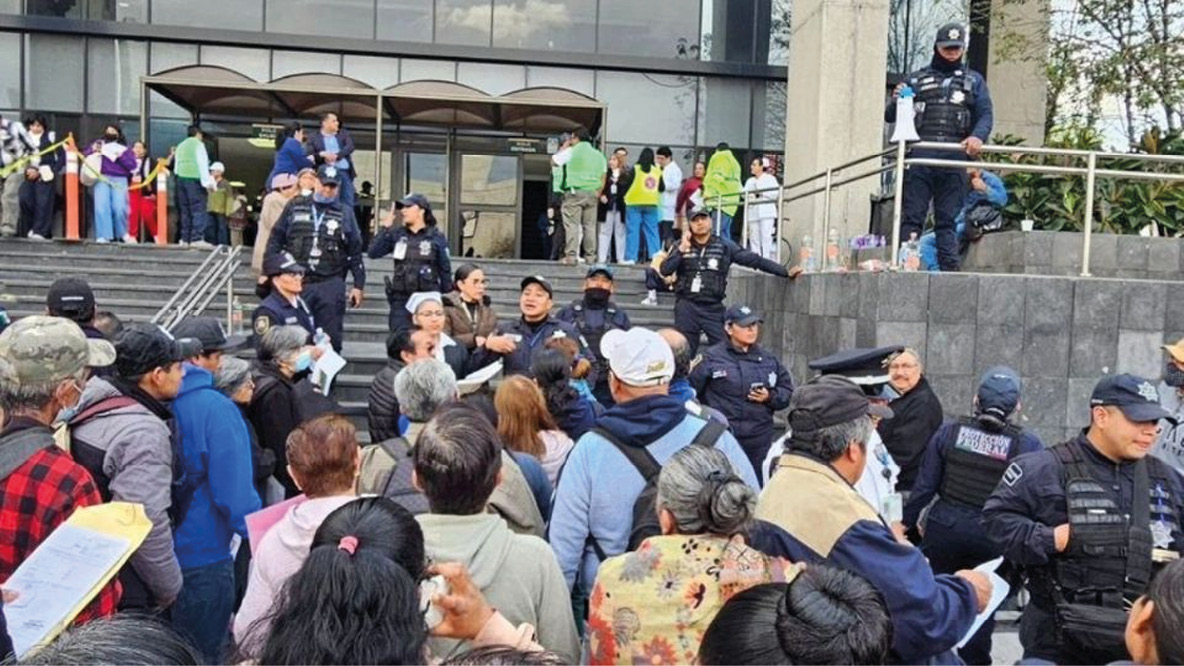 En el IMSS largas filas, el caos se atribuye a un ‘mensaje confuso’