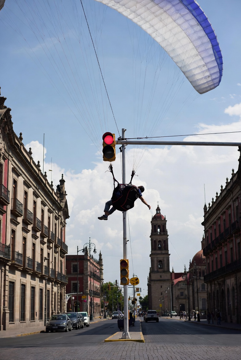 Paracaidista termina colgado en semáforo de CDMX