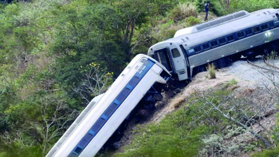 Descarrilamiento del Tren Interoceánico fue por alta velocidad, concluye la FGR