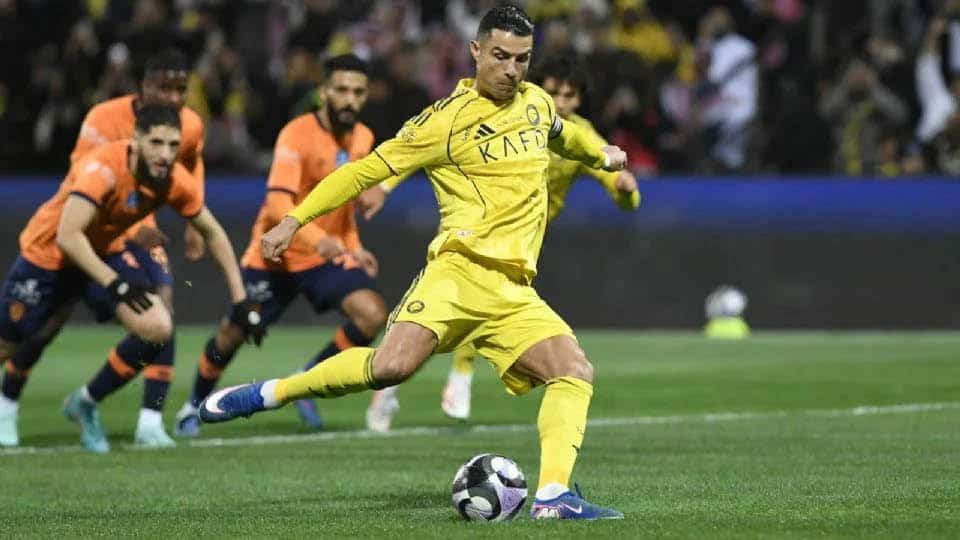 Cristiano Ronaldo falla penalti y sale lesionado a un mes de su posible visita a México