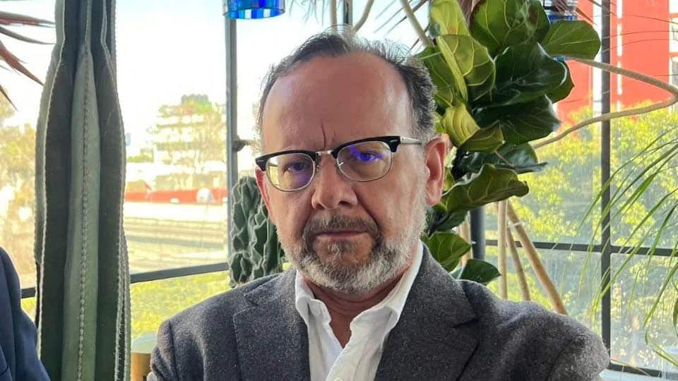 Exhiben a conductor de SinEmbargo como socio en empresa hotelera y edificio de la fundación que desalojó al Refugio Franciscano