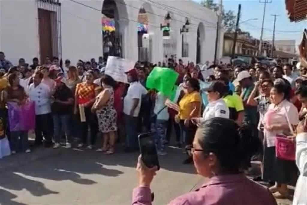 Protesta la CNTE frente a Sheinbaum en gira por Oaxaca