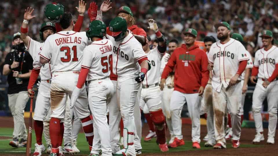 Afición mexicana corea ‘El Rey’ tras paliza 16-0 a Brasil en el Clásico Mundial de Beisbol