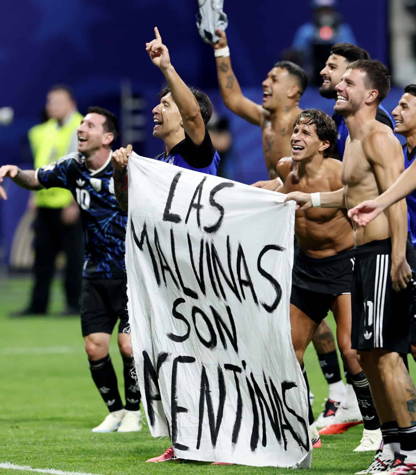 Inglaterra exige a la FIFA investigar a Argentina por pancarta de Malvinas, porque las islas son inglesas desde 1986