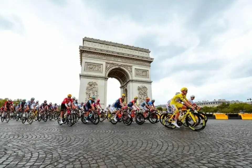Isaac del Toro logra el tercer puesto en el Tour de Francia
