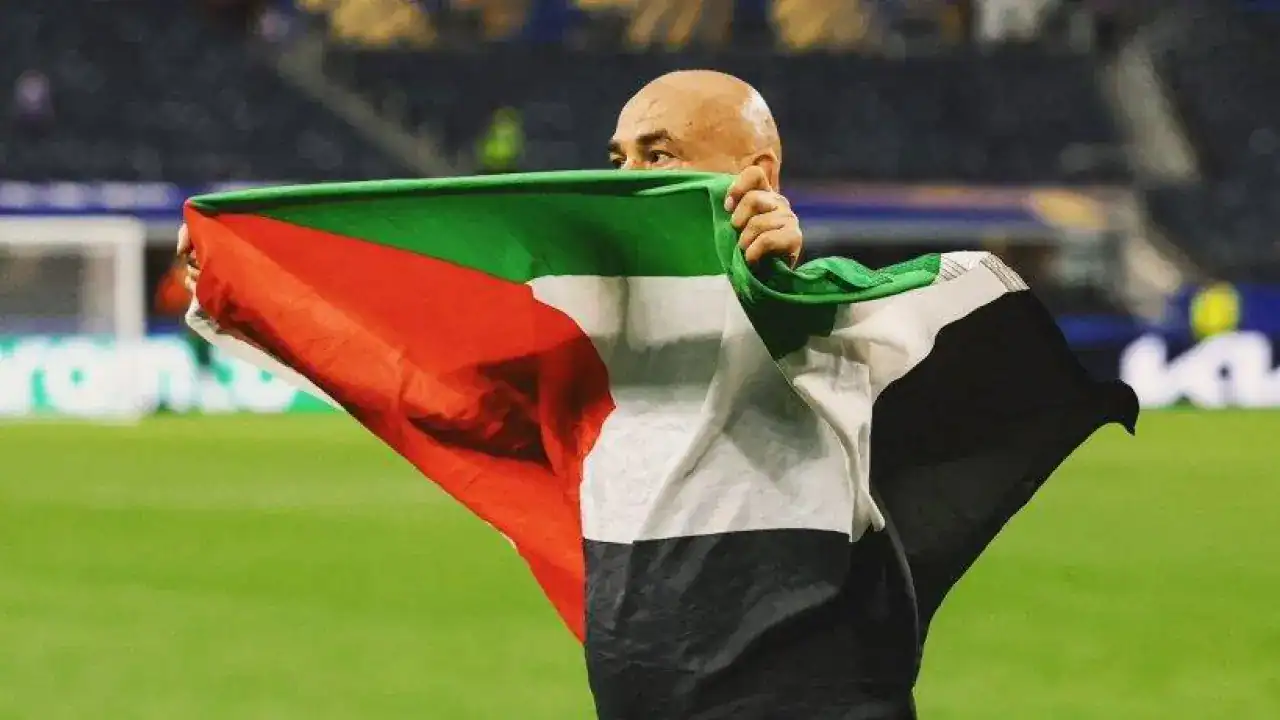 Entrenador egipcio ondea bandera de Palestina tras su pase a octavos del Mundial: «Mi corazón y mi alma están con ellos»